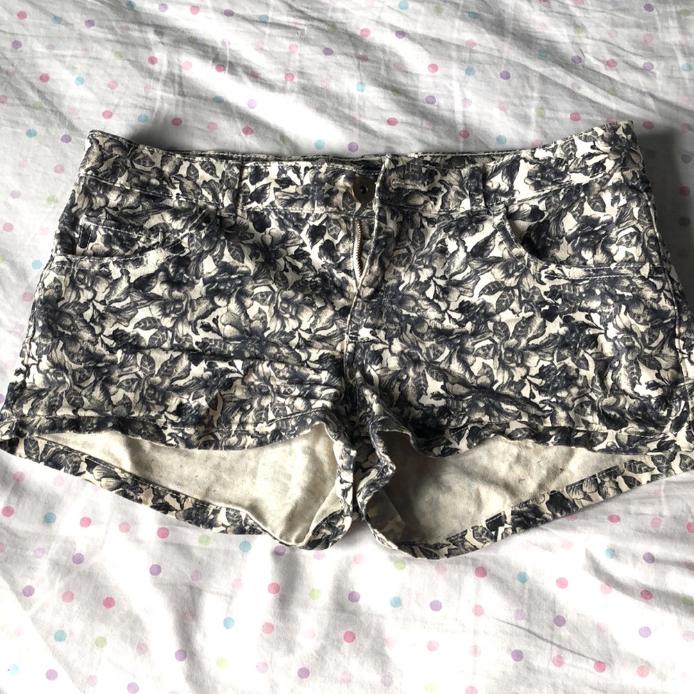 H&M patterned shorts. Size 6. Very good condition